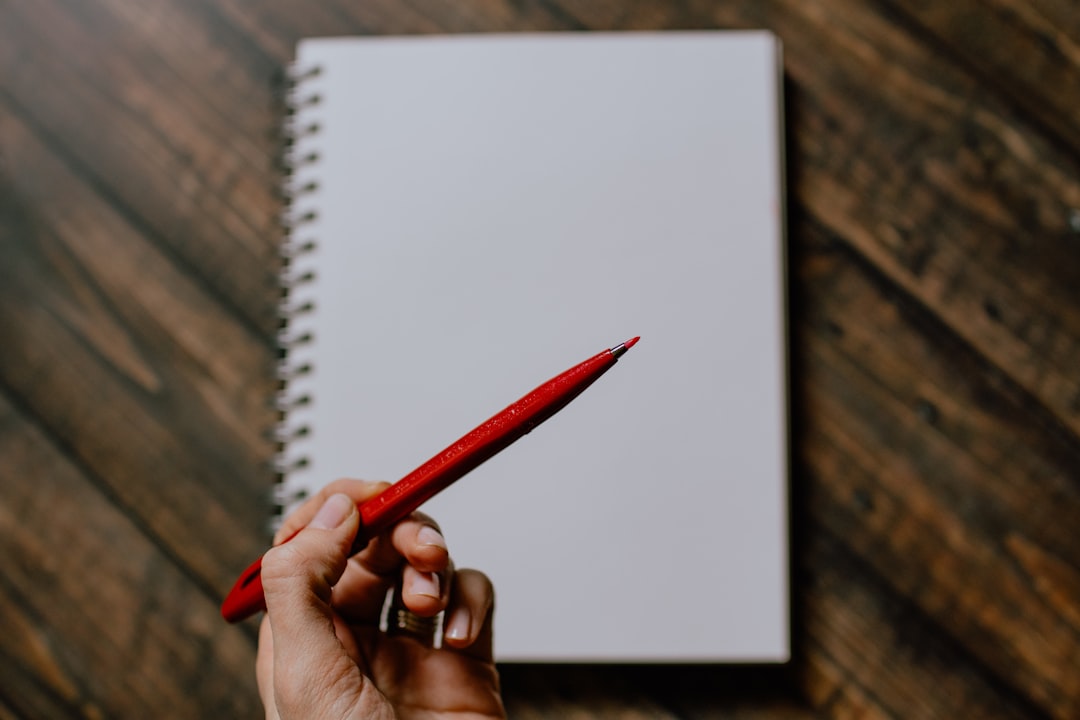 Grammar Checkers vs. Human Editors: What AI Catches (and What It Misses)